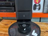 une photo d'un aspirateur robot posé sur une table en bois
