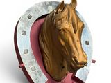 une tête de cheval accrochée au mur avec un fer à cheval