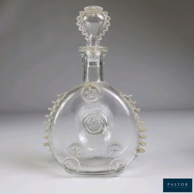 une bouteille en verre transparent ornée d'un motif décoratif