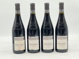 trois bouteilles de vin sont alignées sur une surface blanche