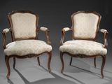 paire de fauteuils de style Louis XV avec accoudoirs rembourrés