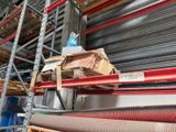 une pile d'étagères sur laquelle sont posés de nombreux objets