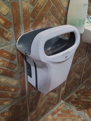 des toilettes et une poubelle dans une salle de bains