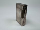 un briquet en argent posé sur une table