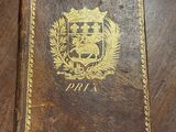 un vieux livre posé sur une table en bois, sur une table