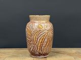 un vase posé sur une table en bois