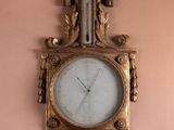 une horloge accrochée au mur d'une pièce