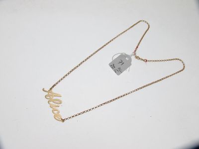 gros plan d'un collier sur une table avec une étiquette dessus