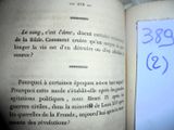 un livre ouvert sur lequel on peut lire quelque chose, avec une feuille de papier posée au milieu