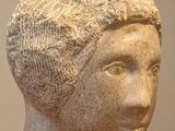 statue représentant la tête d'une femme coiffée d'un bonnet tricoté