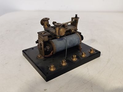 une petite maquette de machine à vapeur posée sur une table