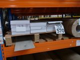 de nombreux rouleaux de papier sur une étagère dans un magasin