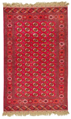 un tapis rouge à franges sur fond blanc