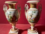 deux vases posés sur une surface rouge
