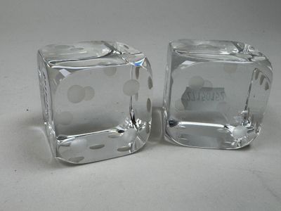 deux cubes en verre posés l'un à côté de l'autre sur une table