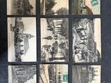 une vieille photo représentant un tas de vieilles photos posées sur une surface noire