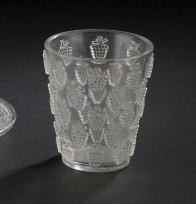 un verre et une assiette posés sur une table