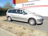 une voiture argentée garée sur le bord de la route