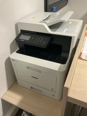 une imprimante posée sur un bureau