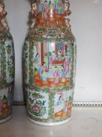 CANTON. Grande paire de vases en porcelaine à décor en émaux… (photo 4)