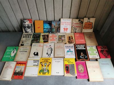 un grand nombre de livres posés sur une table