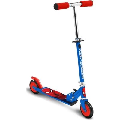 gros plan d'un scooter sur fond blanc
