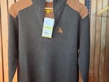 un pull suspendu à un portant dans un magasin