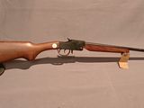 un fusil posé sur une table