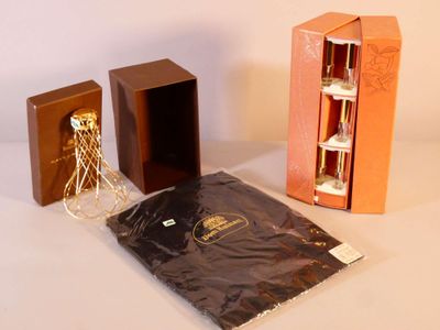 deux boîtes et une bouteille de vin posées sur une table