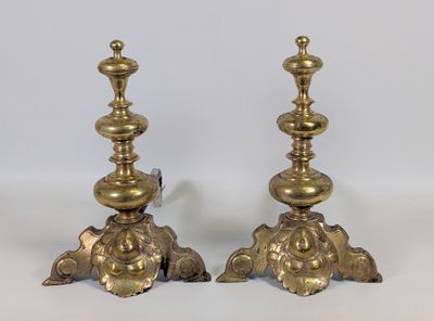 paire de bougeoirs anciens en laiton au motif ouvragé