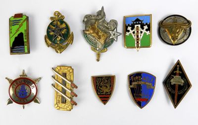 un grand nombre de badges sur une surface blanche
