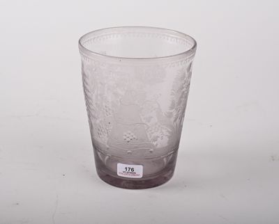 un verre transparent orné d'un motif, posé sur une surface blanche