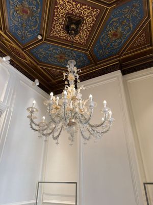 un lustre suspendu au plafond d'une pièce