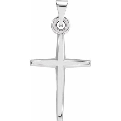 un gros plan d'une croix argentée sur fond blanc