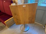 une table en bois avec un piètement en métal dans une pièce