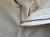 un gros plan sur une veste blanche avec une fermeture éclair