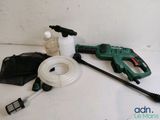 un tuyau, un pistolet pulvérisateur, un tuyau et un sac posés sur une table