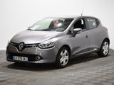 la voiture grise est garée dans la pièce au sol en damier