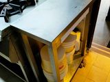 une image d'une cuisine avec une cuisinière et un évier