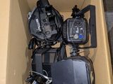 une boîte contenant tout un tas d'appareils électroniques