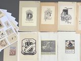 plusieurs types de timbres différents sur une table