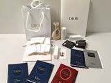 un sac blanc et plusieurs livres posés sur une table