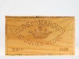 une boîte en bois sur laquelle est accrochée une pancarte indiquant « Clos du Marou »