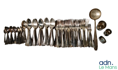 a lot of spoons and spoon spoons that are on the table