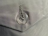 un gros plan sur un bouton situé à l'arrière d'une veste