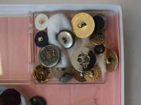 Un lot de boutons fantaisie, principalement de mode, de tout… (photo 4)