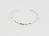 un gros plan d'un bracelet en argent orné d'une pierre bleue