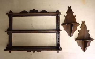 un miroir et une étagère accrochés l'un à côté de l'autre au mur