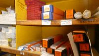 - 4 Rayonnages recto verso comprenant de fournitures de lame… (photo 5)