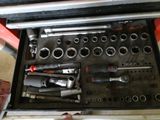 de nombreux outils dans une boîte à outils posée sur une table